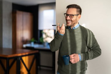 Ofiste akıllı telefon kullanan kendine güvenen bir işadamı. Yeni e-postaları kontrol ediyorum. video çağrısı, çevrimiçi iletişim kavramı