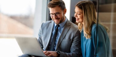 Ofiste dizüstü bilgisayarla çalışan profesyonel işletme yöneticisi ofisi ekibi. İki şirket yönetim kurulu şirket toplantısında dijital stratejiyi tartışıyor..