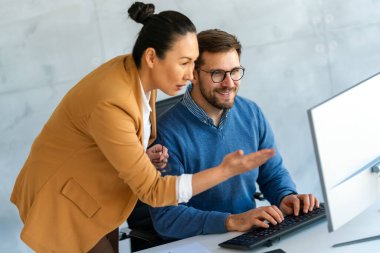 Meta evrende dijital kod yazan ve internette birlikte çalışan programcılardan oluşan bir ekip. Bir grup web tasarımcısı ofiste bir siber güvenlik web sitesi, uygulama veya yazılım geliştiriyor