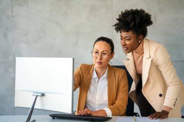 Çeşitli iş arkadaşları olan CEO iş kadını lideri, toplantıdaki yönetici yönetici grubu. Çok kültürlü profesyonel iş adamları yönetim kurulunda araştırma planı üzerinde birlikte çalışıyorlar..