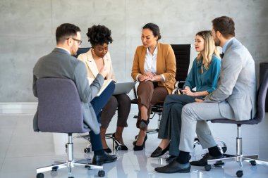 Çeşitli etnik çeşitlilikteki girişimci ve iş adamlarından oluşan başarılı bir grup, kurumsal ofiste hedeflerine ulaşıyor.