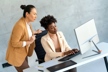 Modern bir ofiste bir proje üzerinde çalışan iş adamları. Erkek ve kadınlardan oluşan iş arkadaşları, canlı bir tartışma, teknoloji ve fikir paylaşımı içindeler..