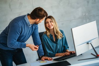 Bir grup iş adamı, finans şirketleri için fikir ve çözümleri tartışmak üzere bir toplantı yapıyorlar. Mutlu iş adamları büyüme ve başarı elde etmek için birlikte çalışıyorlar..