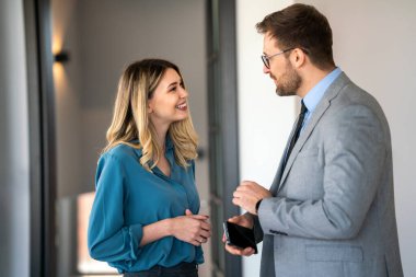Bir grup iş adamı, finans şirketleri için fikir ve çözümleri tartışmak üzere bir toplantı yapıyorlar. Mutlu iş adamları büyüme ve başarı elde etmek için birlikte çalışıyorlar..