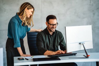 Bir grup iş adamı, finans şirketleri için fikir ve çözümleri tartışmak üzere bir toplantı yapıyorlar. Mutlu iş adamları büyüme ve başarı elde etmek için birlikte çalışıyorlar..