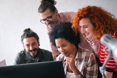 Bir grup iş adamı ve yazılım geliştirici ofiste takım olarak çalışıyorlar. Yapay Zeka, programlama, web tasarım kavramı
