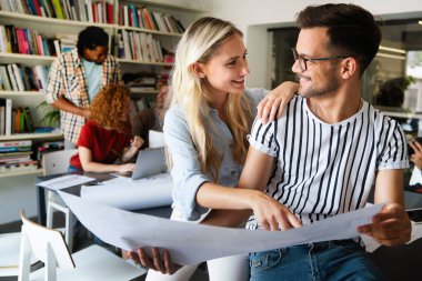Ofisteki beyin fırtınası sırasında çok kültürlü insanların ortak çalışma süreci. Proje geliştirme konusunda işbirliği yapan çeşitli gençler.