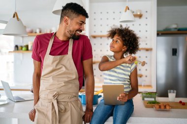 Mutlu Afro-Amerikan bekar babası kızıyla mutlu anlar geçiriyor. Aile mutluluk kavramı