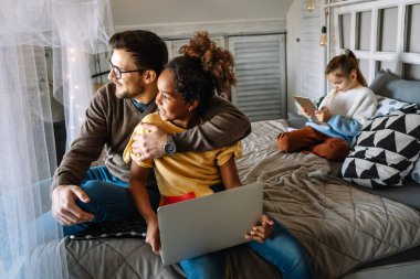 Mutlu bekar baba, Afro-Amerikan kızıyla mutlu anlar geçiriyor. Aile sevgisi kavramı