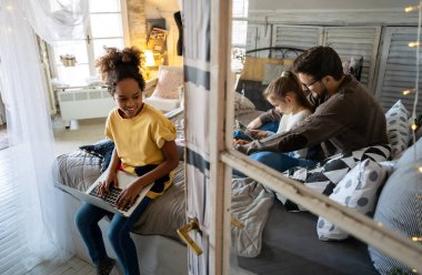 Şirin akıllı Afro-Amerikan okul öğrencisi kız sanal uzaklık öğreniyor internetten bilgisayardan dijital ders seyrediyor.