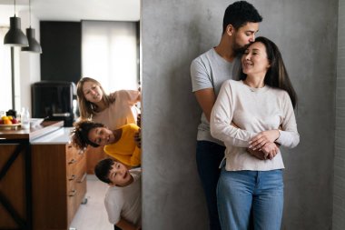 Mutlu aile kavramı. Çoklu etnik ailelerin birbirine aşık olması, çocukların arka planda gülümsemesi..