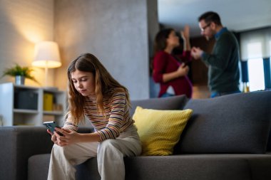 Ailesi ilişki sorunları ve tartışmalarla boğuşurken ihmal edilmiş, hayal kırıklığına uğramış bir genç. Aile ve mali sorunlar
