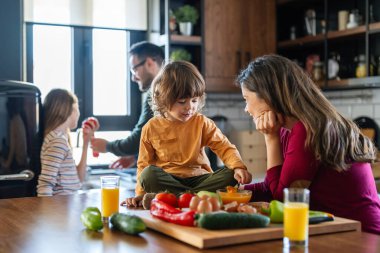 Mutlu bir aile mutfakta eğleniyor, hafta sonları birlikte güzel vakit geçiriyorlar. Aile, mutluluk konsepti