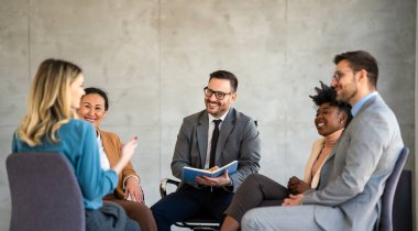 Etkili grup terapisi. Çok ırklı profesyonel insanlar bir araya gelip grup seansı yaparken birbirlerine bakıyorlar.