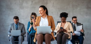 Heyecanlı, coşkulu iş insanları, takım modern ofiste şirket zaferini kutluyor.