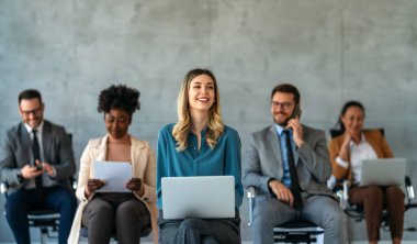 Ofiste birlikte çalışan düşünceli iş adamları. Takım çalışması, iş eğitimi, internet sörfü, beyin fırtınası, proje bilgi teknolojisi kavramı