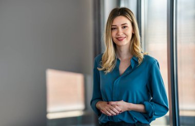 Genç, gülümseyen, mutlu, profesyonel iş kadını lideri, mutlu bayan şirket çalışanı ya da modern ofiste çalışan insan kaynakları müdürü.