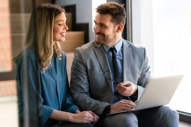 Modern bir ofiste bir proje üzerinde çalışan iş adamları. Erkek ve kadınlardan oluşan iş arkadaşları, canlı bir tartışma, teknoloji ve fikir paylaşımı içindeler..