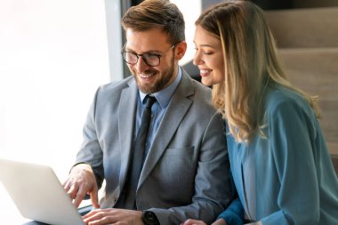 Meta evrende dijital kod yazan ve internette birlikte çalışan programcılardan oluşan bir ekip. Bir grup web tasarımcısı ofiste bir siber güvenlik web sitesi, uygulama veya yazılım geliştiriyor