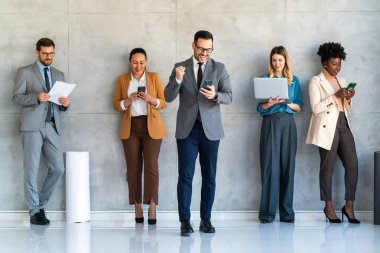 Çeşitli etnik çeşitlilikteki girişimci ve iş adamlarından oluşan başarılı bir grup, kurumsal ofiste hedeflerine ulaşıyor.