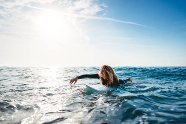 Yaz Macerası. Su sporları. Mutlu Kaygısız Seksi Kadın Sörfü, Kürekte Yatmak, Denizde Sörf Tahtası Açık Su. Tatil Seyahat Tatili. Sağlıklı Aktif Yaşam Tarzı. Boş Etkinlik.