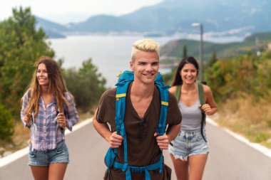 Arkadaşlık, seyahat, tatil, mutluluk yazı ve insanlar konsepti. Haritada gezen bir grup gülen arkadaş