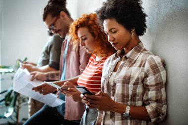 Genç iş adamları, mühendisler, yöneticiler modern ofiste yeni bir başlangıç projesi üzerinde çalışıyorlar. Belgeleri, planları analiz et. Takım çalışması tasarımı iş arkadaşı kavramı