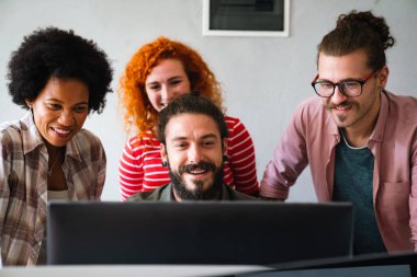 Proje ve programlama üzerine çalışan yazılım mühendisleri. Probleme çözüm bulmak için takım olarak çalışan başlangıç iş grubu