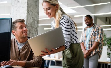 IT şirketinde çalışan programcılar uygulama geliştiriyorlar. İş insanları teknoloji kavramı