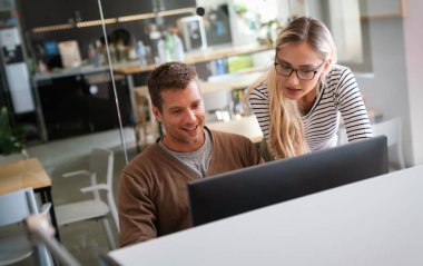 IT şirketinde işbirliği yapan programcılar uygulama geliştiriyor. Halkın iş yeri ofis çeşitliliği kavramı