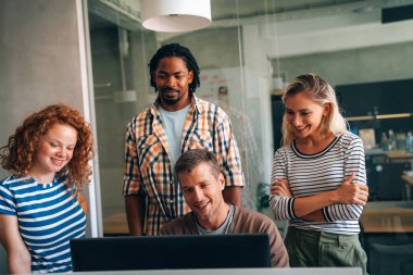 IT şirketinde işbirliği yapan programcılar uygulama geliştiriyor. Halkın iş yeri ofis çeşitliliği kavramı