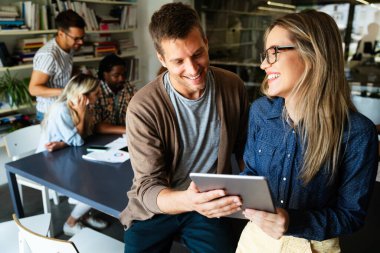 Başarılı çok ırklı tasarımcılar, mimarlar, iş yerindeki iş adamları. Girişim konsepti.
