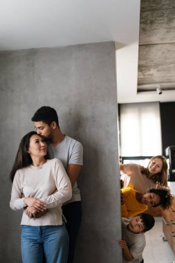 Mutlu aile kavramı. Çoklu etnik ailelerin birbirine aşık olması, çocukların arka planda gülümsemesi..