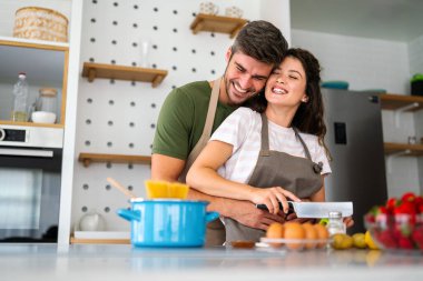 Genç çift güzel bir sabahta birlikte kahvaltı hazırlarken iyi vakit geçiriyorlar. Aşçılık, birlikte, mutfak, ilişki