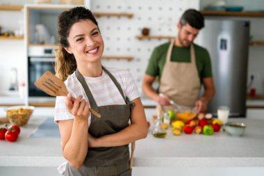 Genç çift güzel bir sabahta birlikte kahvaltı hazırlarken iyi vakit geçiriyorlar. Aşçılık, birlikte, mutfak, ilişki