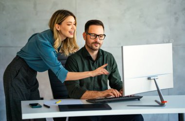 Çeşitli iş adamları modern bir ofiste toplantı sırasında çizelgeleri tartışıyor. Girişim, mali istatistikler, takım çalışması kavramı