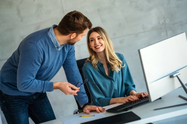 Modern ofis projesinde işbirliği yapan çok ırklı bir grup genç iş adamı. Genç ve başarılı girişimciler takım olarak çalışıyor..