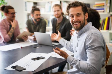 Çeşitli çalışanlar, beyin fırtınası sırasında ofiste toplanarak yeni projeleri için yeni fikirleri tartıştılar. Toplantı salonunda çok ırklı iş arkadaşları var..