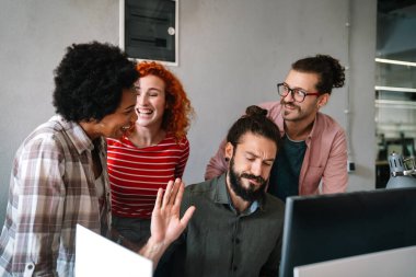 Bir grup iş adamı ve yazılım geliştirici ofiste takım olarak çalışıyorlar. Yapay Zeka, programlama, web tasarım kavramı
