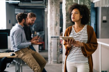 Şehirdeki mutlu iş kadını tablet bilgisayar kullanıyor ve çalışıyor. Dijital tablet kullanan mutlu bir iş kadını. Kablosuz tablet kullanan genç bir iş kadını.
