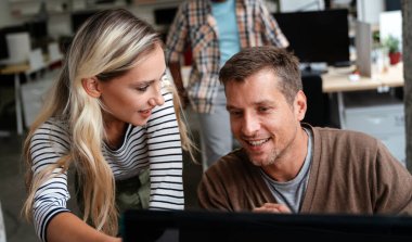 Bir yazılım geliştirme şirketinde birlikte çalışan programcılar.