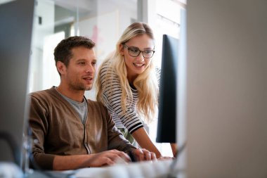 IT şirketinde çalışan programcılar uygulama geliştiriyorlar. İş insanları teknoloji kavramı