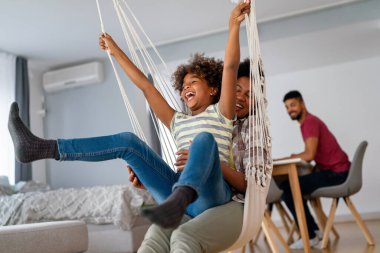 Birliktelik aile kavramı. Mutlu Afro-Amerikan anne ve kızı evde birlikte eğleniyor.