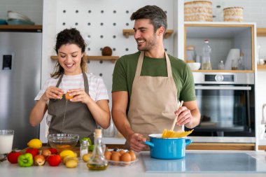 Genç bir çift mutfakta yemek yapmayı seviyor. Birbirlerine aşık bir erkek ve kadın kahvaltı hazırlıyor. Hafta sonu evde mutlu ve tasasız yaşıyorlar.