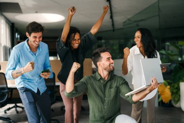 Çeşitli etnik çeşitlilikteki girişimci ve iş adamlarından oluşan başarılı bir grup, kurumsal ofiste hedeflerine ulaşıyor.