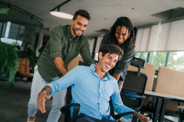 Bir grup çok ırklı genç ofis çalışanı anlık bir haz anında yakalanır. Birlikte son başarılı projeyi kutluyorlar..