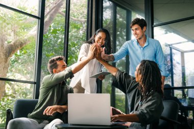 Bir grup çok ırklı, çeşitli iş adamları finans şirketleri için fikir ve çözümleri tartışmak üzere bir toplantı yapıyorlar. Mutlu iş adamları büyüme ve başarı elde etmek için birlikte çalışıyorlar..