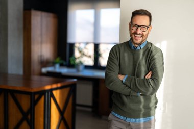 Mutlu, dengeli bir adamın portresi gülüyor, hayattaki küçük şeylerden zevk alıyor. Mutluluk insanlar başarı kavramı