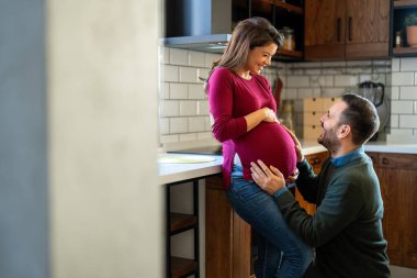 Beklentiler, hamilelik isteği. Genç ve mutlu bir çift, birbirine aşık bir kadın ve erkek, ebeveyn olmak için sabırsızlanıyor. Yeni bir hayat kavramı, yeni bir aile olmak.