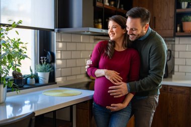 Beklentiler, hamilelik isteği. Genç ve mutlu bir çift, birbirine aşık bir kadın ve erkek, ebeveyn olmak için sabırsızlanıyor. Yeni bir hayat kavramı, yeni bir aile olmak.